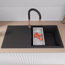 HD Onyx Black 100 egymedencés mosogatótálca szett, acél csepegtetőráccsal és kosárral, csepegtetőtálcával, matt fekete színben, szálcsiszolt réz leeresztő szifonnal