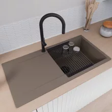 HD Onyx Tortora 100 egymedencés gránit mosogatótálca szett, csepegtetőtálcával, vágódeszkával, matt fekete csepegtetőráccsal és krómozott kosárral, tortora színben, matt fekete leeresztő szifonnal