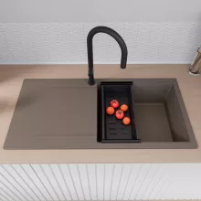 HD Onyx Tortora 100 egymedencés gránit mosogatótálca szett, csepegtetőtálcával, vágódeszkával, acél csepegtetőráccsal és matt fekete kosárral, tortora színben, matt fekete leeresztő szifonnal