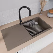 HD Onyx Tortora 100 egymedencés mosogatótálca szett, acél csepegtetőráccsal, csepegtetőtálcával, tortora színben, matt fekete leeresztő szifonnal