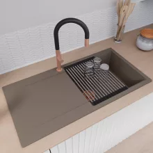 HD Onyx Tortora 100 egymedencés gránit mosogatótálca szett, csepegtetőtálcával, vágódeszkával, acél csepegtetőráccsal és matt fekete kosárral, tortora színben, szálcsiszolt réz leeresztő szifonnal