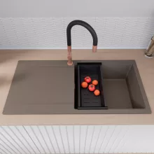 HD Onyx Tortora 100 egymedencés gránit mosogatótálca szett, csepegtetőtálcával, vágódeszkával, acél csepegtetőráccsal és matt fekete kosárral, tortora színben, szálcsiszolt réz leeresztő szifonnal