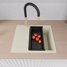 HD Onyx White 58 egymedencés mosogatótálca szett, acél csepegtetőráccsal és matt fekete kosárral, csepegtetőtálcával, tört fehér színben, szálcsiszolt arany leeresztő szifonnal