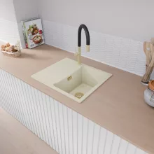 HD Onyx White 58 egymedencés mosogatótálca, vágódeszkával, csepegtetőtálcával, tört fehér színben, szálcsiszolt arany leeresztő szifonnal