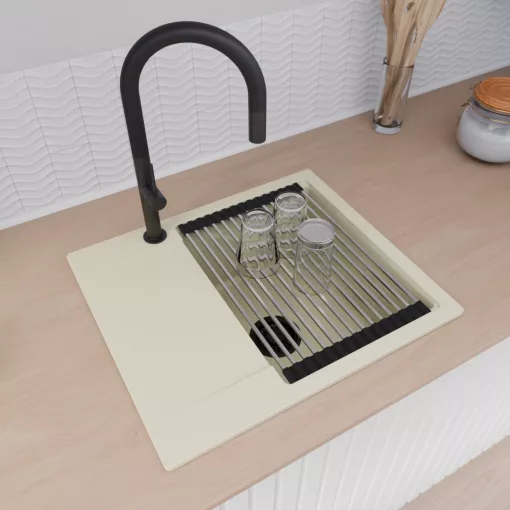 HD Onyx White 58 egymedencés mosogatótálca szett, vágódeszkával, acél csepegtetőráccsal és kosárral, csepegtetőtálcával, tört fehér színben, matt fekete leeresztő szifonnal