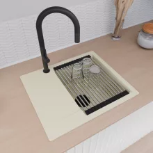 HD Onyx White 58 egymedencés mosogatótálca szett, vágódeszkával, acél csepegtetőráccsal, csepegtetőtálcával, tört fehér színben, matt fekete leeresztő szifonnal