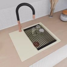 HD Onyx White 58 egymedencés mosogatótálca szett, vágódeszkával, matt fekete csepegtetőráccsal és krómozott kosárral, csepegtetőtálcával, tört fehér színben, szálcsiszolt réz leeresztő szifonnal