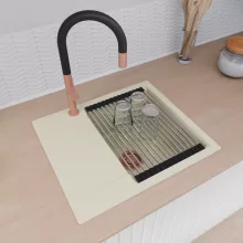 HD Onyx White 58 egymedencés mosogatótálca szett, vágódeszkával, acél csepegtetőráccsal és matt fekete kosárral, csepegtetőtálcával, tört fehér színben, szálcsiszolt réz leeresztő szifonnal