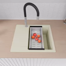 HD Onyx White 58 egymedencés mosogatótálca szett, matt fekete csepegtetőráccsal és krómozott kosárral, csepegtetőtálcával, tört fehér színben