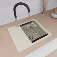 HD Onyx White 58 egymedencés mosogatótálca szett, vágódeszkával, acél csepegtetőráccsal és matt fekete kosárral, csepegtetőtálcával, tört fehér színben