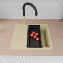 HD Onyx Beige 58 egymedencés gránit mosogatótálca szett, csepegtetőtálcával, vágódeszkával, matt fekete csepegtetőráccsal és kosárral, soft bézs színben, szálcsiszolt arany leeresztő szifonnal