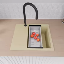 HD Onyx Beige 58 egymedencés gránit mosogatótálca szett, csepegtetőtálcával, vágódeszkával, acél csepegtetőráccsal és kosárral, soft bézs színben, matt fekete leeresztő szifonnal