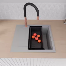 HD Onyx Grey 58 egymedencés gránit mosogatótálca szett, csepegtetőtálcával, vágódeszkával, acél csepegtetőráccsal és matt fekete kosárral, alpesi szürke színben, szálcsiszolt réz leeresztő szifonnal