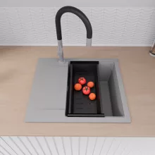 HD Onyx Grey 58 egymedencés gránit mosogatótálca szett, csepegtetőtálcával, vágódeszkával, acél csepegtetőráccsal és matt fekete kosárral, alpesi szürke színben