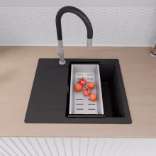 HD Onyx Black 58 egymedencés gránit mosogatótálca szett, csepegtetőtálcával, vágódeszkával, acél csepegtetőráccsal és kosárral, matt fekete színben, szálcsiszolt króm leeresztő szifonnal