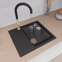 HD Onyx Black 58 egymedencés gránit mosogatótálca szett, csepegtetőtálcával, vágódeszkával, acél csepegtetőráccsal és matt fekete kosárral, matt fekete színben, szálcsiszolt arany leeresztő szifonnal