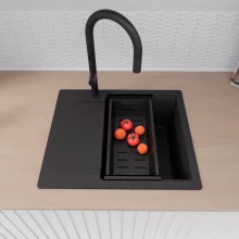 HD Onyx Black 58 egymedencés gránit mosogatótálca szett, csepegtetőtálcával, vágódeszkával, matt fekete csepegtetőráccsal és kosárral, matt fekete színben, matt fekete leeresztő szifonnal