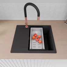 HD Onyx Black 58 egymedencés mosogatótálca szett, acél csepegtetőráccsal és kosárral, csepegtetőtálcával, matt fekete színben, szálcsiszolt réz leeresztő szifonnal