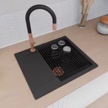 HD Onyx Black 58 egymedencés gránit mosogatótálca szett, csepegtetőtálcával, vágódeszkával, matt fekete csepegtetőráccsal és krómozott kosárral, matt fekete színben, szálcsiszolt réz leeresztő szifonnal