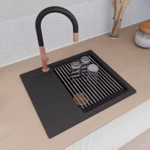 HD Onyx Black 58 egymedencés gránit mosogatótálca szett, csepegtetőtálcával, vágódeszkával, acél csepegtetőráccsal és matt fekete kosárral, matt fekete színben, szálcsiszolt réz leeresztő szifonnal