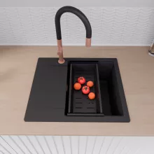 HD Onyx Black 58 egymedencés mosogatótálca szett, matt fekete csepegtetőkosárral, csepegtetőtálcával, matt fekete színben, szálcsiszolt réz leeresztő szifonnal