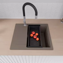 HD Onyx Tortora 58 egymedencés gránit mosogatótálca szett, csepegtetőtálcával, vágódeszkával, acél csepegtetőráccsal és matt fekete kosárral, tortora színben, szálcsiszolt króm leeresztő szifonnal