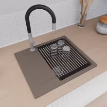 HD Onyx Tortora 58 egymedencés gránit mosogatótálca szett, csepegtetőtálcával, vágódeszkával, acél csepegtetőráccsal és kosárral, tortora színben, szálcsiszolt króm leeresztő szifonnal