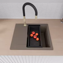 HD Onyx Tortora 58 egymedencés gránit mosogatótálca szett, csepegtetőtálcával, vágódeszkával, matt fekete csepegtetőráccsal és kosárral, tortora színben, szálcsiszolt arany leeresztő szifonnal