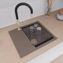 HD Onyx Tortora 58 egymedencés gránit mosogatótálca szett, csepegtetőtálcával, vágódeszkával, acél csepegtetőráccsal és matt fekete kosárral, tortora színben, szálcsiszolt arany leeresztő szifonnal