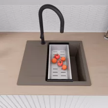 HD Onyx Tortora 58 egymedencés mosogatótálca szett, matt fekete csepegtetőráccsal és krómozott kosárral, csepegtetőtálcával, tortora színben, matt fekete leeresztő szifonnal