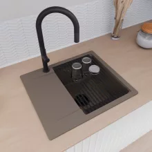 HD Onyx Tortora 58 egymedencés gránit mosogatótálca szett, csepegtetőtálcával, vágódeszkával, matt fekete csepegtetőráccsal és kosárral, tortora színben, matt fekete leeresztő szifonnal