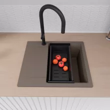 HD Onyx Tortora 58 egymedencés gránit mosogatótálca szett, csepegtetőtálcával, vágódeszkával, acél csepegtetőráccsal és matt fekete kosárral, tortora színben, matt fekete leeresztő szifonnal