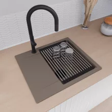 HD Onyx Tortora 58 egymedencés gránit mosogatótálca szett, csepegtetőtálcával, vágódeszkával, acél csepegtetőráccsal és kosárral, tortora színben, matt fekete leeresztő szifonnal