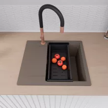 HD Onyx Tortora 58 egymedencés gránit mosogatótálca szett, csepegtetőtálcával, vágódeszkával, matt fekete csepegtetőráccsal és kosárral, tortora színben, szálcsiszolt réz leeresztő szifonnal