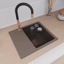 HD Onyx Tortora 58 egymedencés gránit mosogatótálca szett, csepegtetőtálcával, vágódeszkával, matt fekete csepegtetőráccsal, tortora színben, szálcsiszolt réz leeresztő szifonnal