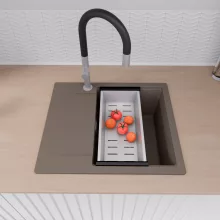 HD Onyx Tortora 58 egymedencés gránit mosogatótálca szett, csepegtetőtálcával, vágódeszkával, matt fekete csepegtetőráccsal és krómozott kosárral, tortora színben