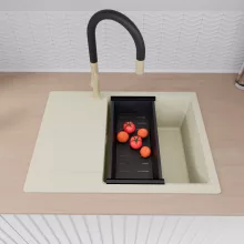 HD Onyx White 68-XL egymedencés gránit mosogatótálca szett, vágódeszkával, csepegtetőtálcával, vágódeszkával, matt fekete csepegtetőráccsal és kosárral, tört fehér színben, szálcsiszolt arany leeresztő szifonnal