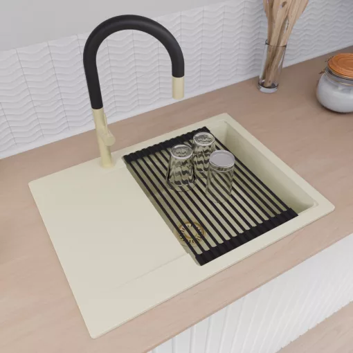 HD Onyx White 68-XL egymedencés gránit mosogatótálca szett, vágódeszkával, csepegtetőtálcával, vágódeszkával, matt fekete csepegtetőráccsal és krómozott kosárral, tört fehér színben, szálcsiszolt arany leeresztő szifonnal