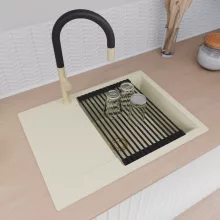 HD Onyx White 68-XL egymedencés gránit mosogatótálca szett, vágódeszkával, csepegtetőtálcával, vágódeszkával, matt fekete csepegtetőráccsal, tört fehér színben, szálcsiszolt arany leeresztő szifonnal