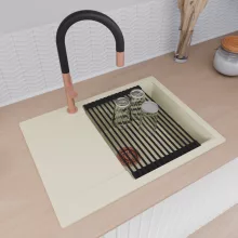 HD Onyx White 68-XL egymedencés gránit mosogatótálca szett, vágódeszkával, csepegtetőtálcával, vágódeszkával, matt fekete csepegtetőráccsal és kosárral, tört fehér színben, szálcsiszolt réz leeresztő szifonnal