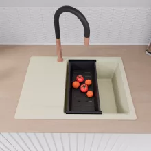 HD Onyx White 68-XL egymedencés gránit mosogatótálca szett, vágódeszkával, csepegtetőtálcával, vágódeszkával, acél csepegtetőráccsal és matt fekete kosárral, tört fehér színben, szálcsiszolt réz leeresztő szifonnal