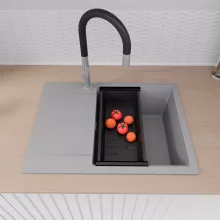 HD Onyx Grey 68-XL egymedencés gránit mosogatótálca szett, csepegtetőtálcával, vágódeszkával, matt fekete csepegtetőráccsal és kosárral, alpesi szürke színben, szálcsiszolt króm leeresztő szifonnal