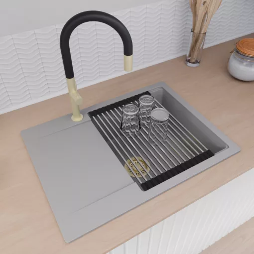 HD Onyx Grey 68-XL egymedencés gránit mosogatótálca szett, csepegtetőtálcával, vágódeszkával, acél csepegtetőráccsal és matt fekete kosárral, alpesi szürke színben, szálcsiszolt arany leeresztő szifonnal