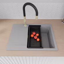 HD Onyx Grey 68-XL egymedencés gránit mosogatótálca szett, csepegtetőtálcával, vágódeszkával, acél csepegtetőráccsal és matt fekete kosárral, alpesi szürke színben, szálcsiszolt arany leeresztő szifonnal