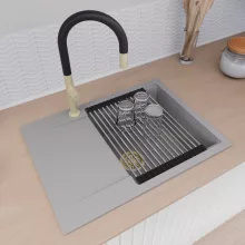 HD Onyx Grey 68-XL egymedencés gránit mosogatótálca szett, csepegtetőtálcával, vágódeszkával, acél csepegtetőráccsal és kosárral, alpesi szürke színben, szálcsiszolt arany leeresztő szifonnal