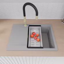 HD Onyx Grey 68-XL egymedencés gránit mosogatótálca szett, csepegtetőtálcával, vágódeszkával, acél csepegtetőráccsal és kosárral, alpesi szürke színben, szálcsiszolt arany leeresztő szifonnal