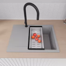 HD Onyx Grey 68-XL egymedencés gránit mosogatótálca szett, csepegtetőtálcával, vágódeszkával, matt fekete csepegtetőráccsal és krómozott kosárral, alpesi szürke színben, matt fekete leeresztő szifonnal