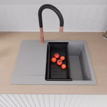 HD Onyx Grey 68-XL egymedencés gránit mosogatótálca szett, csepegtetőtálcával, vágódeszkával, matt fekete csepegtetőráccsal és kosárral, alpesi szürke színben, szálcsiszolt réz leeresztő szifonnal