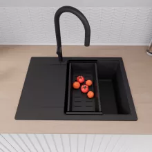 HD Onyx Black 68-XL egymedencés gránit mosogatótálca szett, csepegtetőtálcával, vágódeszkával, acél csepegtetőráccsal és matt fekete kosárral, matt fekete színben, matt fekete leeresztő szifonnal