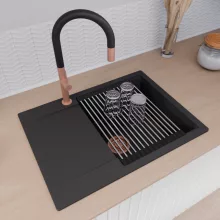 HD Onyx Black 68-XL egymedencés mosogatótálca szett, acél csepegtetőráccsal, csepegtetőtálcával, matt fekete színben, szálcsiszolt réz leeresztő szifonnal